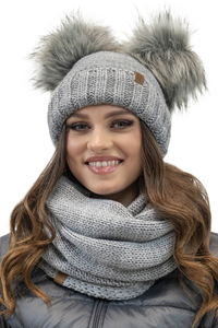 Vivisence Bonnet Et Cache Cou Pour Femme L'Automne et L'Hiver Ajusté Avec Pompons Ensemble À La Mode Pliable En Fils Chauds Et Doublé Polaire Antistatique Avec Patchs En Cuir Écologique 70106Kmpl, gris clair