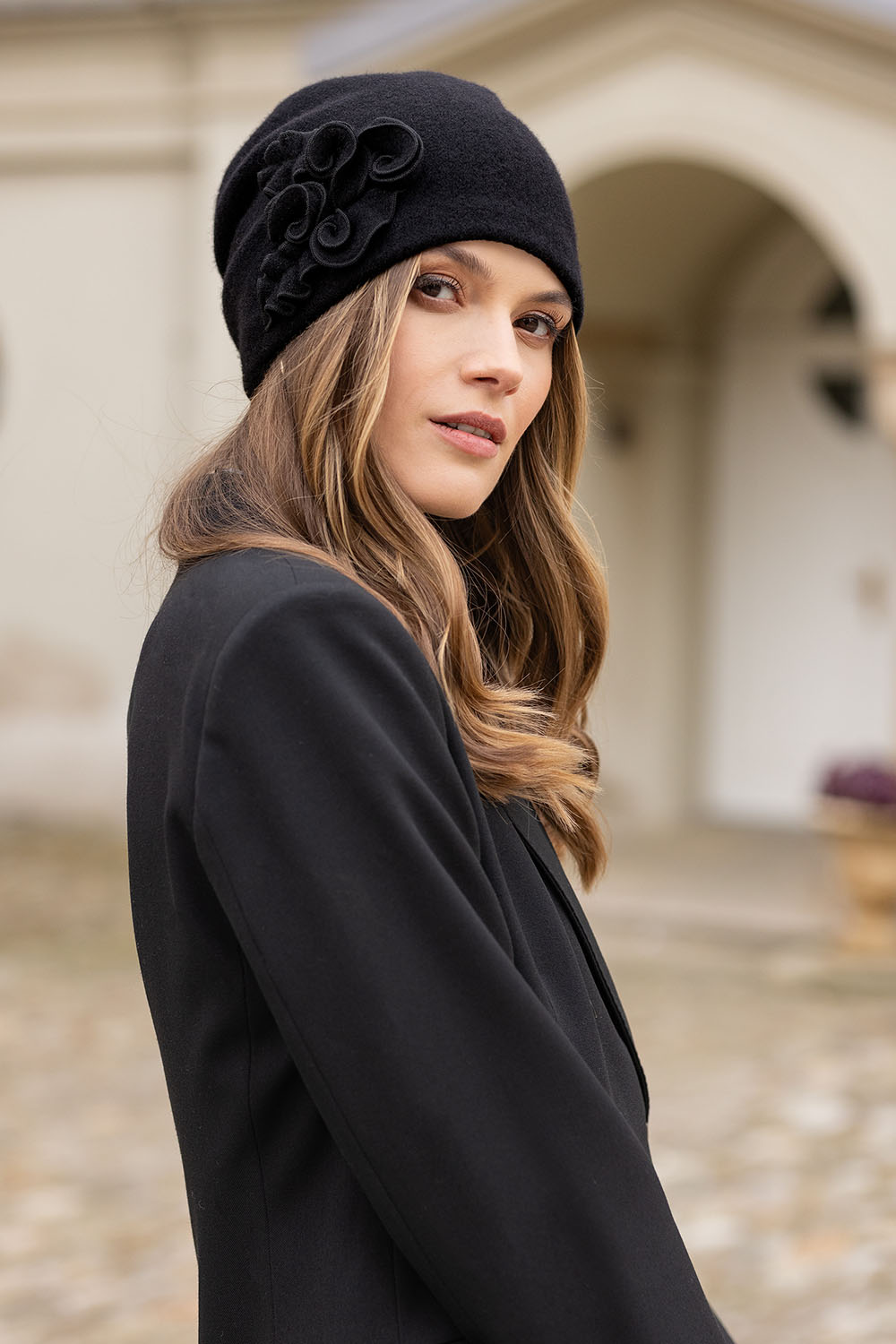 Vivisence Damen Mütze Wintermütze Elegante Warme Schurwolle Handgestickter 7076, schwarz