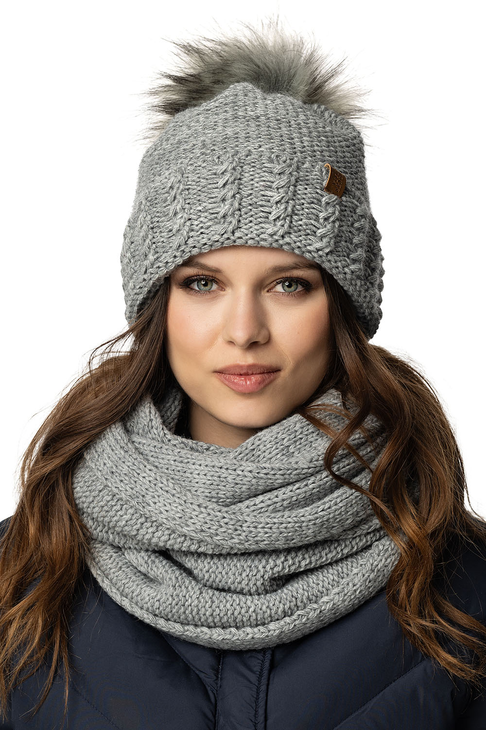 Vivisence Bonnet Et Cache Cou Pour Femme L'Automne et L'Hiver Avec Pompon En Fourrure Écologique Et Doublure En Polaire Ensemble Chaud Et Confortable Idéal Pour Les Activités Extérieures Pendant Les F, gris clair