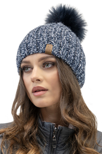 Vivisence Bonnet Pour Femme L'Automne et L'Hiver Bicolore Avec Gros Pompon En Fibres Écologiques Doublé De Polaire Antistatique Parfait Pour Les Froides Journées Avec Écusson En Éco-Cuir Et 7086, bleu foncé