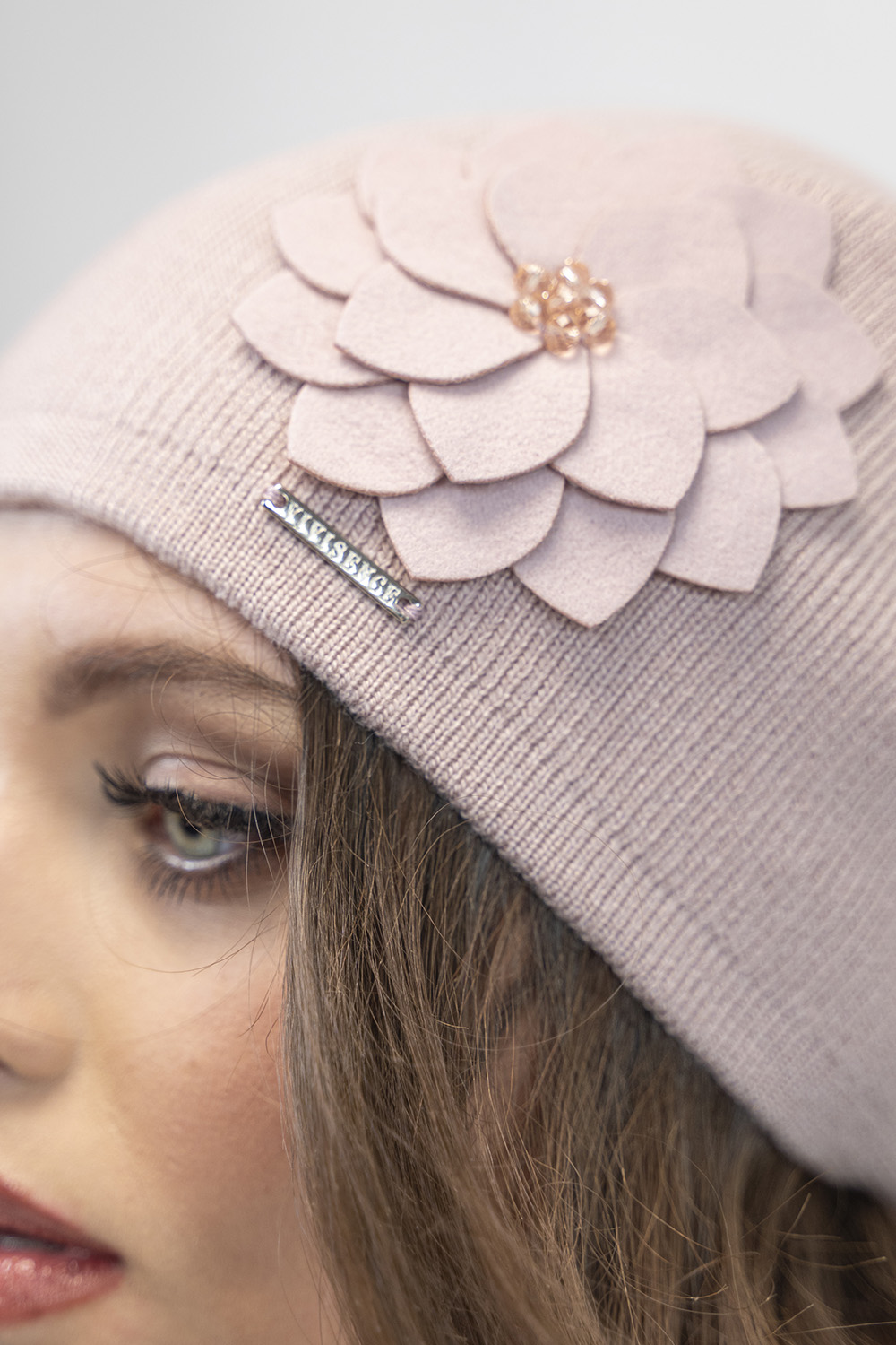 Vivisence Trendiger Damen Winter Set Aus Wintermütze Und Schal Mit Wärmendem Garn Antistatische Blumenapplikation Und Falten Design Perfekt Für Kalte Wintertage, rosa