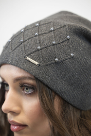 Vivisence WinterSet Für Damen Mit Mütze Und Schal Aus Warmem Garn Mit Wollzusatz Perfekt Für Kalte Wintertage Mit Dekorativen Perlen, dunkelgrau