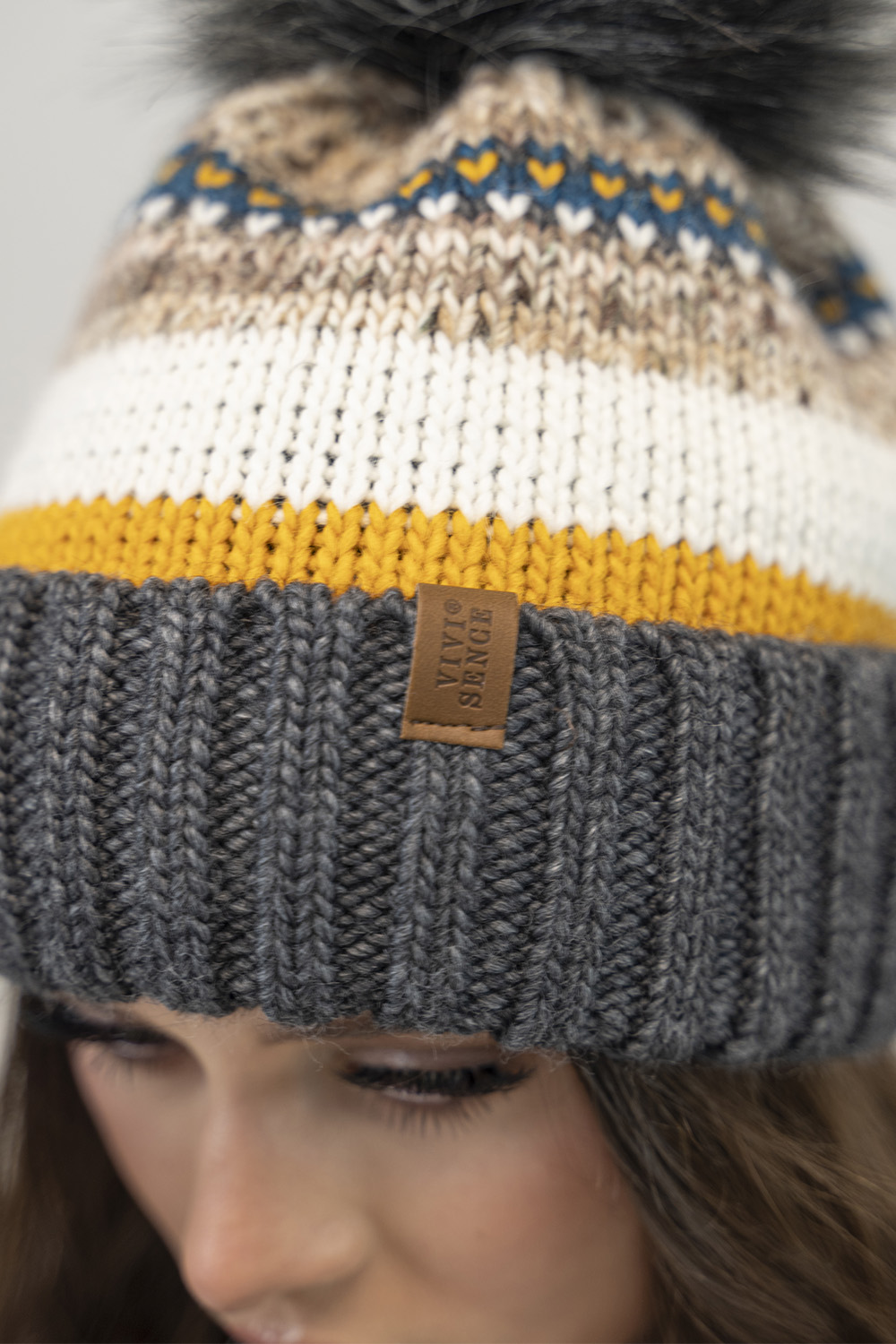 Vivisence Modisches Winterset für Damen Warme Mütze Mit Antistatischem Fleece Und Umweltfreundlichem Bommel Passender Loop-Schal Aus Weichem Garn Perfekt Für Kalte Tage Und Outdoor-Aktivitäten, dunkelgrau