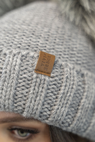 Vivisence Bonnet Et Cache Cou Pour Femme L'Automne et L'Hiver Ajusté Avec Pompons Ensemble À La Mode Pliable En Fils Chauds Et Doublé Polaire Antistatique Avec Patchs En Cuir Écologique 70106Kmpl, gris clair