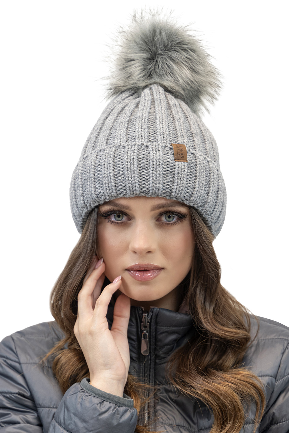 Vivisence Trendiges Damen-Set Mütze Mit Kunstpelz-Bommel Und Loop-Schal Aus Warmem Garn Antistatisches Fleece-Innenfutte, Perfekte Passform Mit Logo Aus Öko-Leder Ideal Für Kalte Wintertage, hellgrau