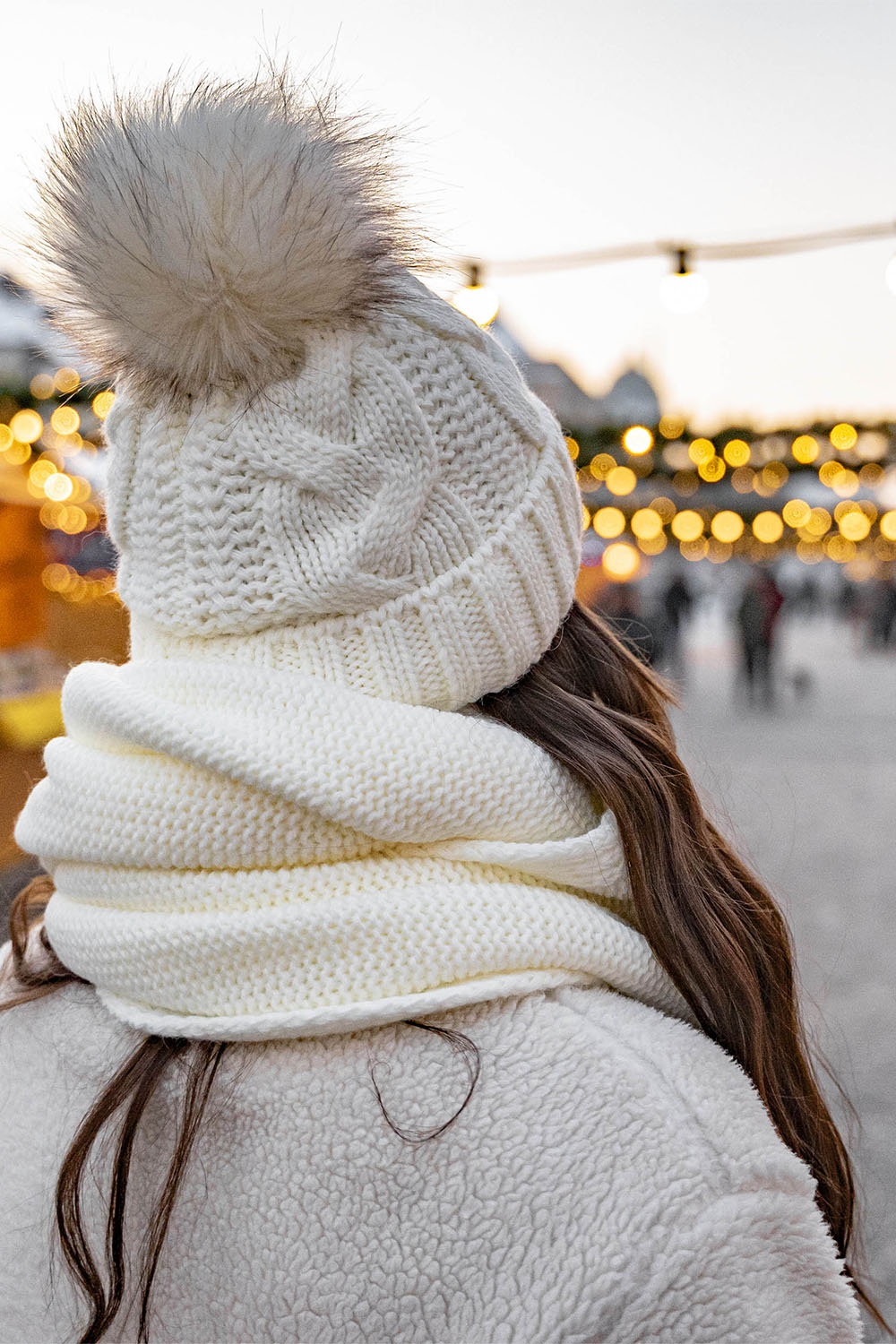 Vivisence Bonnet Femme Et Écharpe Pour L'automne et L'hiver À Pompon Cache-cou Ensemble Classique En Fils Chauds Avec Doublure En Polaire Parfait Pour Les Journées Froides 7014, ecru