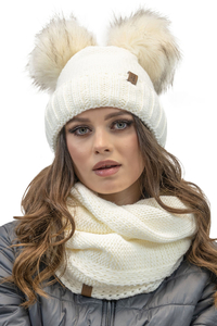 Vivisence Bonnet Et Cache Cou Pour Femme L'Automne et L'Hiver Ajusté Avec Pompons Ensemble À La Mode Pliable En Fils Chauds Et Doublé Polaire Antistatique Avec Patchs En Cuir Écologique 70106Kmpl, écru