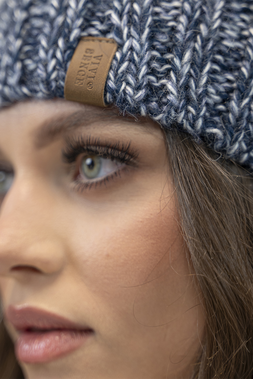 Vivisence Winter Bommelmütze für Damen Herbst Frauen Wintermütze mit Bommel Antistatischem Innenfutter Perfekte Passform für Kalte Wintertage Modell 7086, dunkelblau