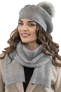 Vivisence Béret Et Écharpe Pour Femme L'automne et L'hiver Ensemble Élégant Fabriqué En Laine Chaude Avec Pompon De Fausse Fourrure Style Classique Idéal Pour Les Froids Jours Cadeau Parfait 7035Kmpl, gris clair