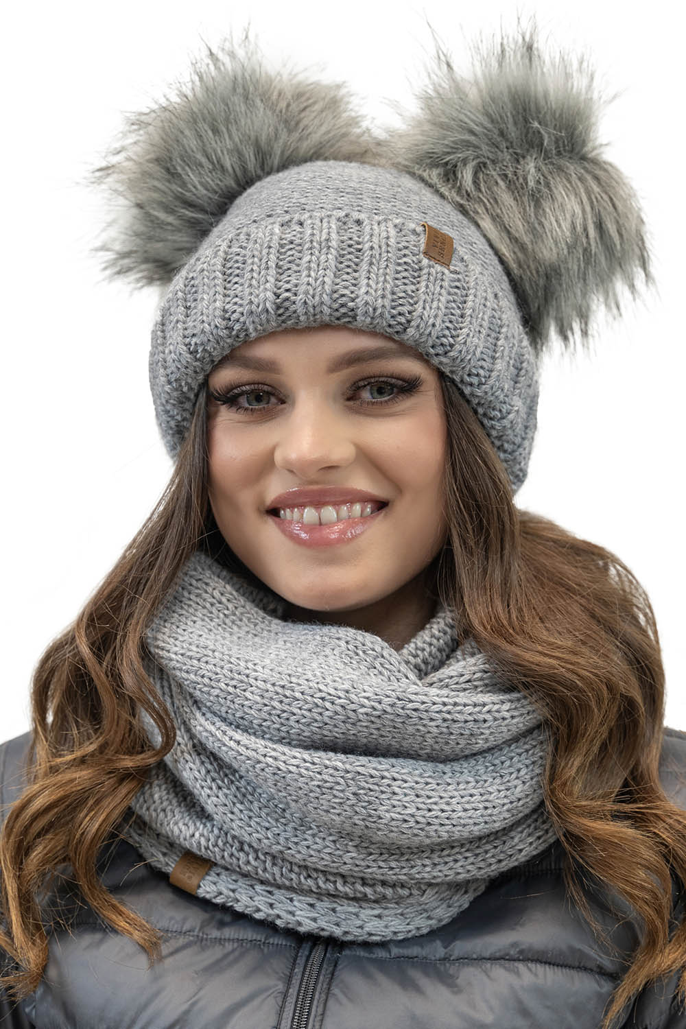 Vivisence Bonnet Et Cache Cou Pour Femme L'Automne et L'Hiver Ajusté Avec Pompons Ensemble À La Mode Pliable En Fils Chauds Et Doublé Polaire Antistatique Avec Patchs En Cuir Écologique 70106Kmpl, gris clair